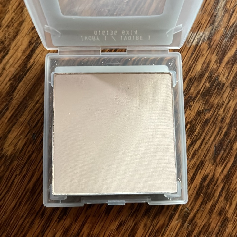 Mary Kay sheer mineral pressed powder. NIB - Picture 4 of 4